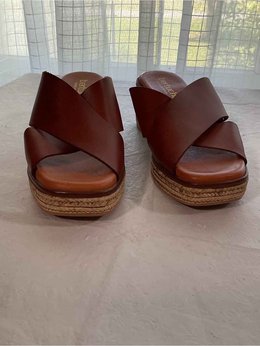 Betuchi Crossband Women’s Brown Wedge Sandals. Size 39 - Picture 4 of 7